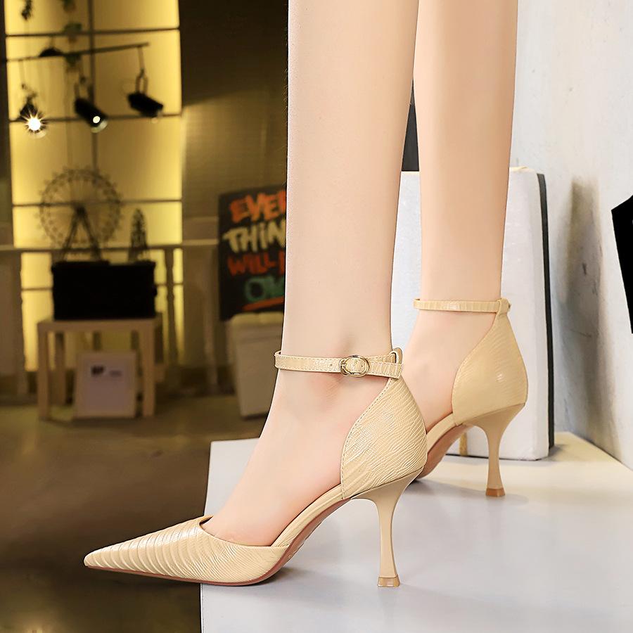 Модный лук: Бокал для вина, высокие каблуки С неглубоким горлышком и заостренным кончиком Ретро Текстура древесины Полый Вырез и прямой силуэт с сандалиями