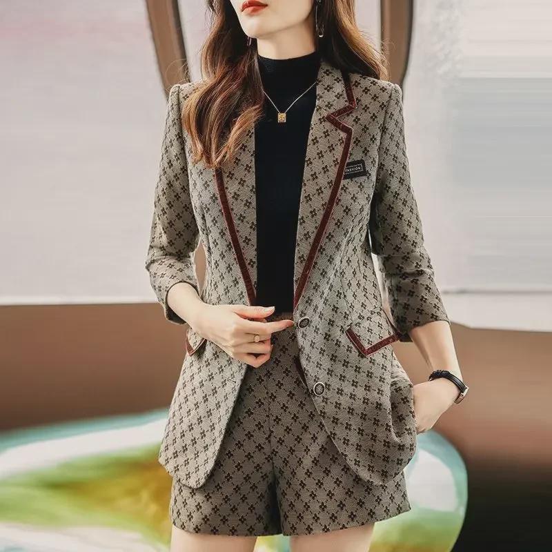 Женский клетчатый пиджак и шорты из высококачественного костюма на осень — шикарный и модный деловой наряд.