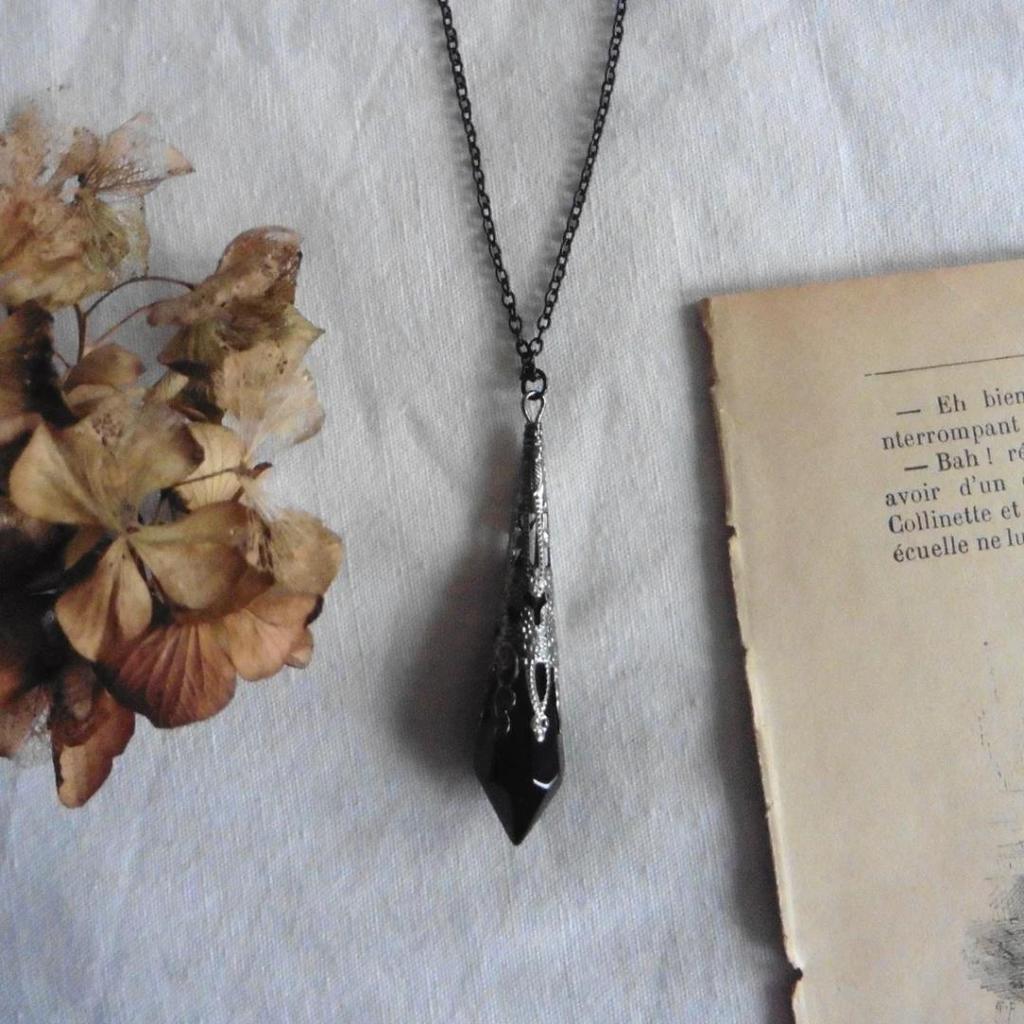 Ожерелье с готической подвеской из красного и черного стекла и кристаллов