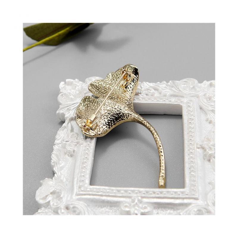 Women's vintage ginkgo leaf brooch, elegant and stylish, suitable for weddings and parties