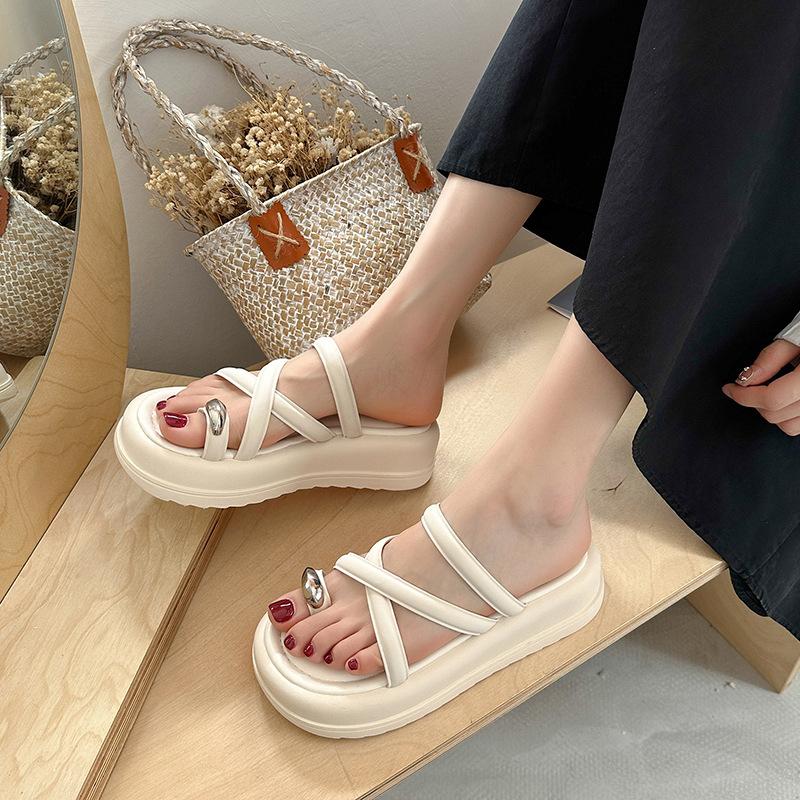 Summer cool slippers women's outer wear 2025 new thick-soled height-increasing small beach shoes high-end set toe half slippers