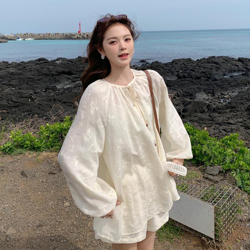 Молочно-белый дорожный отпуск вышитый легкий и тонкий солнцезащитный комплект рубашки женский летний новый маленький повседневный комплект из двух предметов с шортами