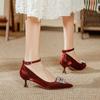 Остроносые туфли на высоком тонком каблуке с ремешком из одного слова женские туфли на среднем каблуке 2025 новые китайский красный Сюхэ свадебные туфли для невесты туфли-лодочки