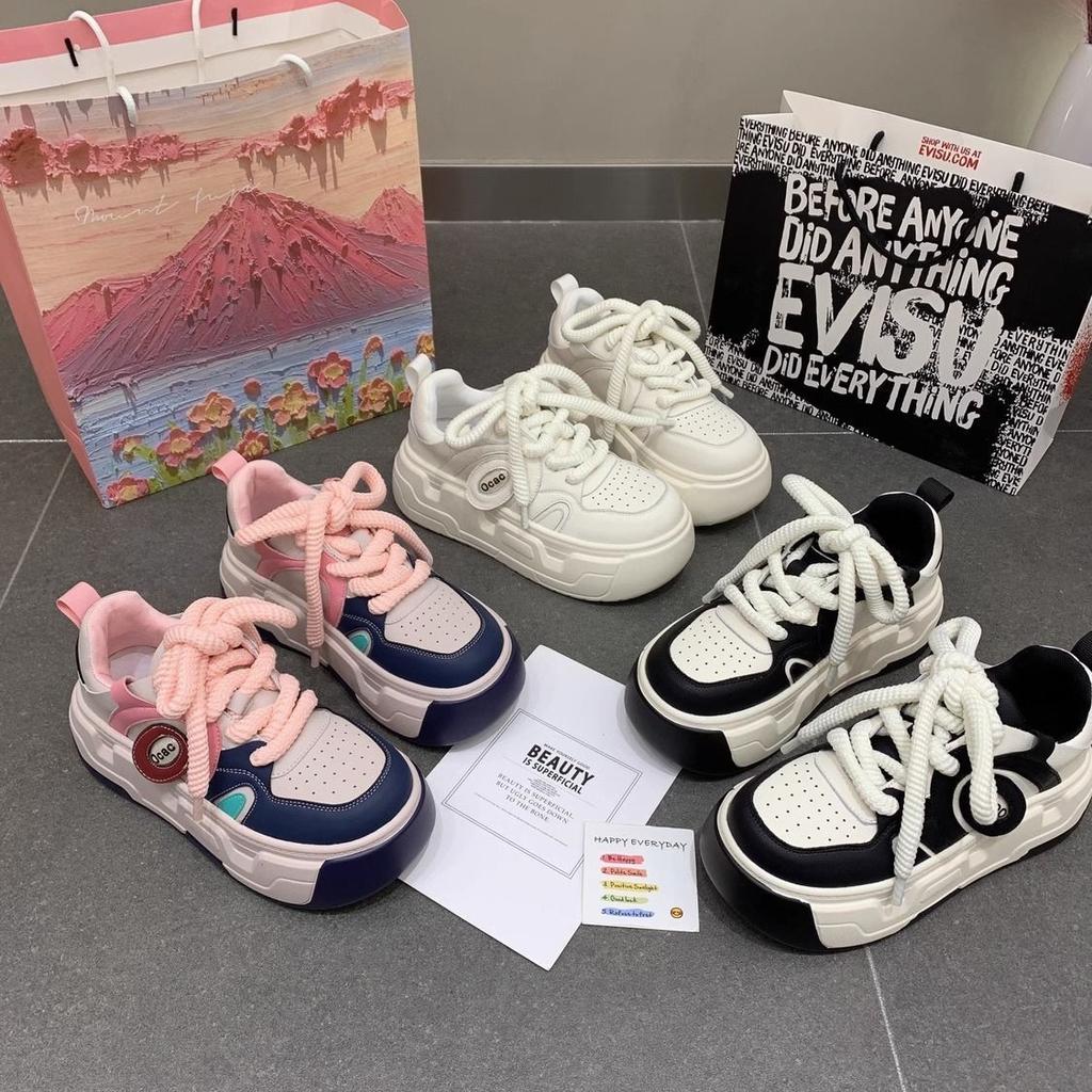 Маленький человек на толстой подошве, маленькие белые туфли на подошве-маффине, новая дышащая повседневная обувь весной 2025 года, модные нишевые кеды в цветовой гамме