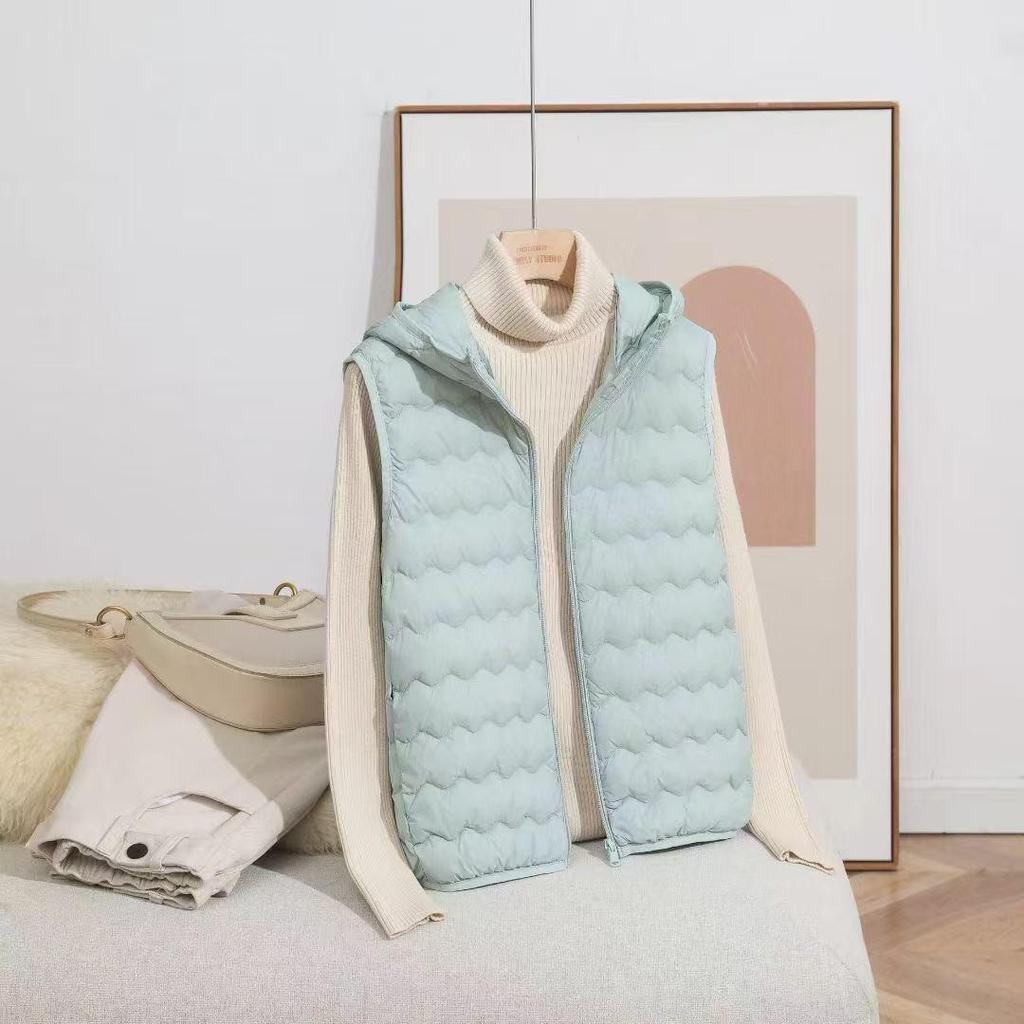 Женский легкий пуховый жилет с капюшоном и волнистым узором 2025