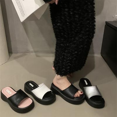 Простые удобные тапочки на толстой подошве для улицы, женская новинка 2024 года, повседневная пляжная обувь с кексами и рыбьим ртом