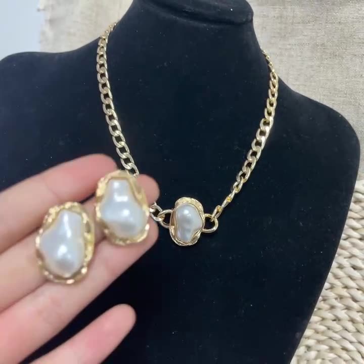 Модный и элегантный комплект из колье, серег и кольца