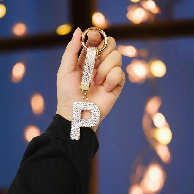 1 шт. Брелоки Идеальный подарок Дизайн с буквой Блестящий брелок Аксессуар Дизайн с полными стразами Подвеска на удачу 26 букв алфавита