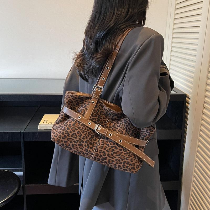 Корейская версия повседневной сумки-тоут большой вместимости с леопардовым принтом в стиле инс 2025 осень-зима новая на плечо подмышку женская простая и универсальная