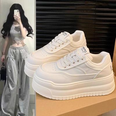 Толстоподошвенные маленькие белые туфли для женщин и невысоких людей для увеличения роста. Новая студенческая повседневная спортивная обувь на доске весной и осенью