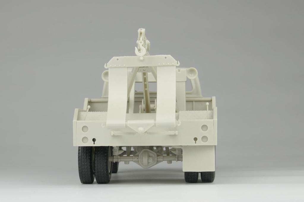 Moebius Model Scale 1972 Ford Tow Truck 4x4 High Side Plastic Model Kit MOE2598 1/25 F-350 (Car)