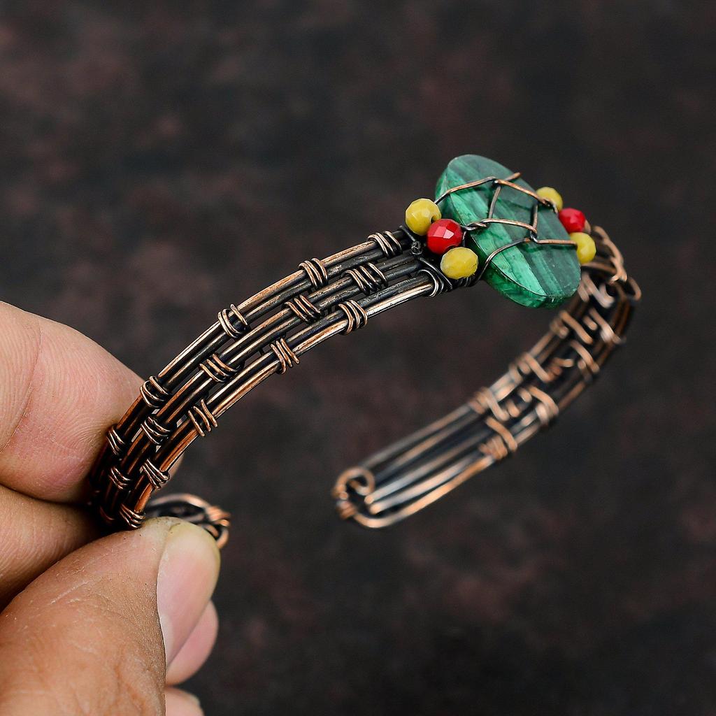 Малахитовый браслет-манжета Браслет из желтого коралла и красного коралла с бусинами Медная проволока Ювелирные изделия в обертке Регулируемый браслет Ювелирные изделия из драгоценных камней Манжеты ручной работы