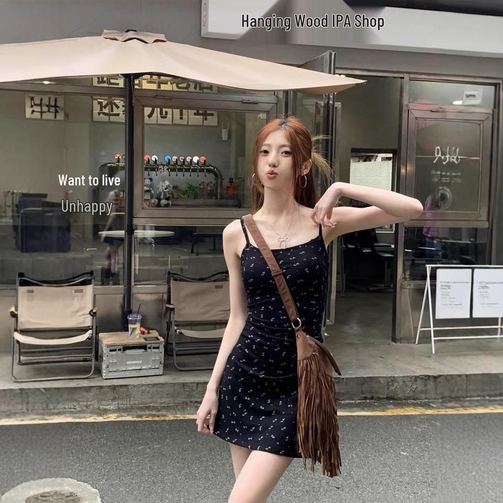 Платье-бодикон на тонких бретелях с черным цветочным принтом Spicy Girl - Женское летнее мини-платье для миниатюрных, стройнящее