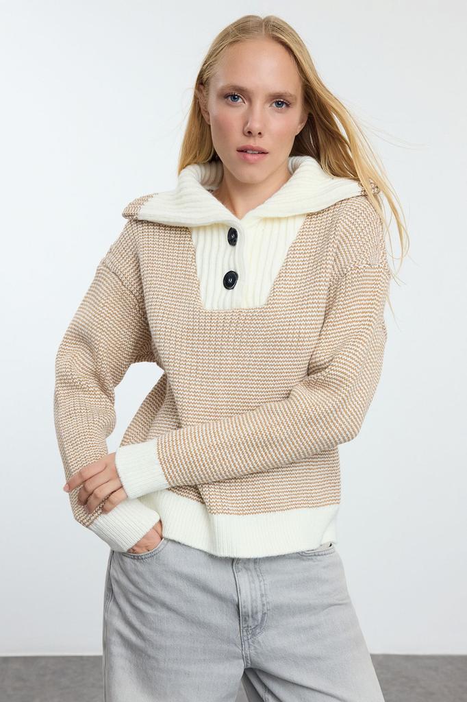 Женский модный стильный свитер с воротником цвета экрю и детальным трикотажным свитером