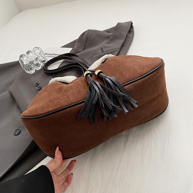 Сумки-ведра из замши, женская сумка через плечо для женщин, зимняя новая тенденция 2024 года, небольшие дизайнерские плюшевые сумки на шнурке с кошельками