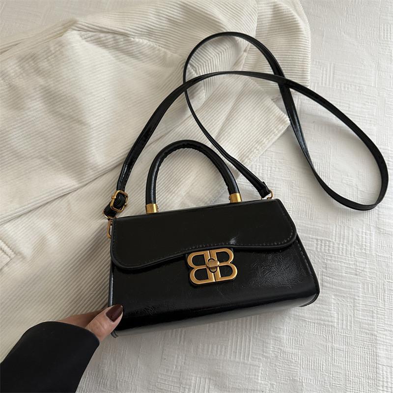 Simple Solid Color Gold Letter Buckle Decoration Women Casual Shoulder Bag For Ladies Urban Casual Outfits