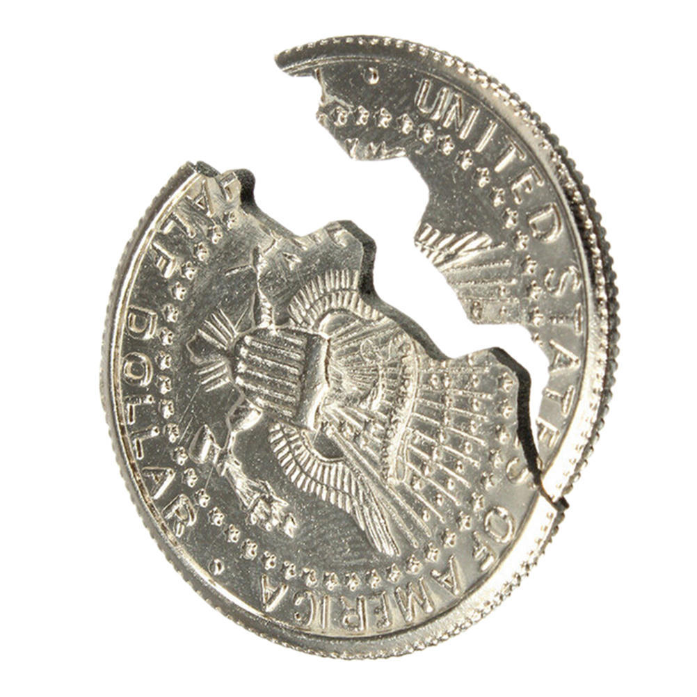 Магия крупным планом уличного трюка укус монеты укус и восстановленная иллюзия полудоллара