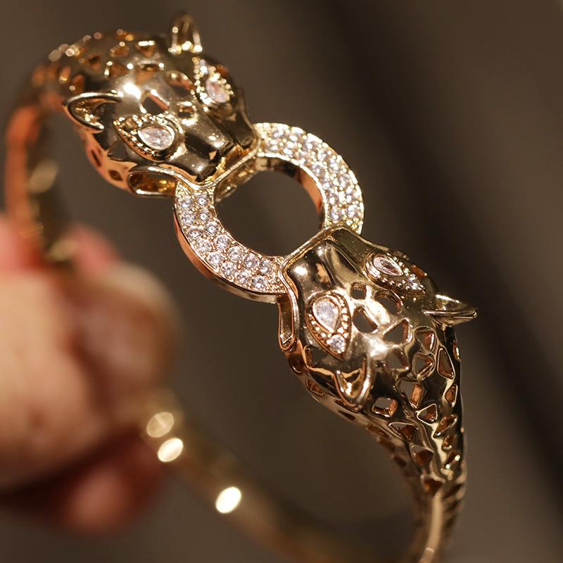 Браслет с леопардовым принтом и инкрустацией из циркония Heavy Industry с современным дизайном и открытым ртом