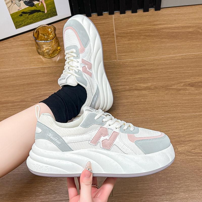 2024 толстая подошва маленькие белые туфли женские новые весенние сетчатые дышащие 100 повседневные спортивные туфли Pop Daddy Single