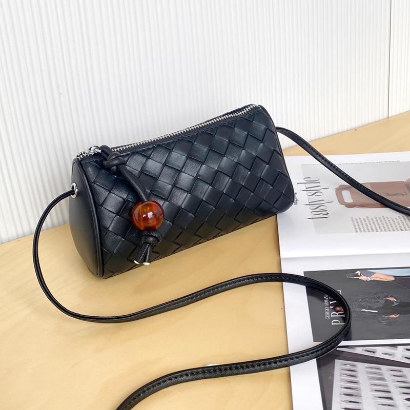Simple small bag for women 2024 new model versatile high-end feel single shoulder crossbody bag women's woven genuine leather bag phone bag