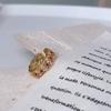 Модное легкое роскошное ретро цветное кольцо-сокровище женское полое кружевное нишевое дизайнерское открытое позолоченное французское кольцо с индивидуальностью