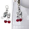 Модный брелок-подвеска для сумки в виде вишен для женщин, изготовленный из прочных сплавных материалов, с дизайном для кошельков, сумок и рюкзаков
