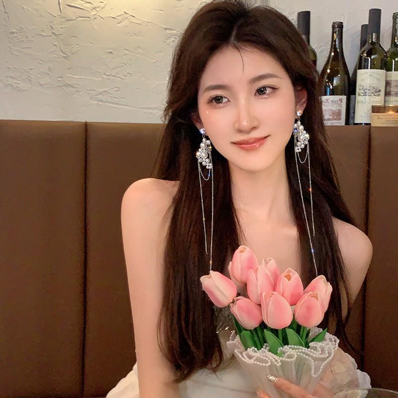 2023 High-End French Pearl Earrings: Light Luxury, Unique Design for Women