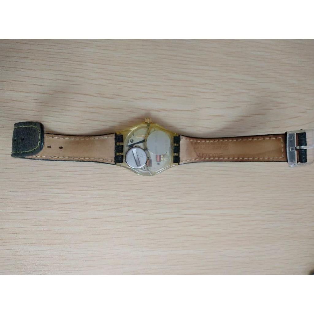 Подержанные часы Swatch с радужным циферблатом и зеленым ремешком из натуральной кожи
