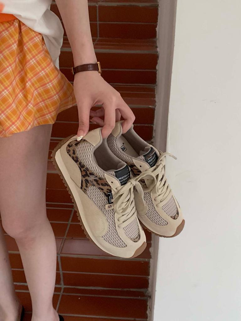 Популярные красные туфли Dexun женские 2025 новая летняя универсальная нишевая дышащая повседневная спортивная обувь