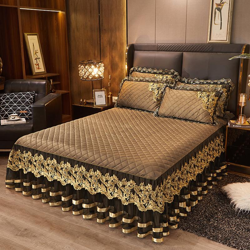 Роскошное золотисто-желтое бархатное покрывало с кружевными оборками, стеганая юбка с вышивкой, наматрасник, простыня, наволочки
