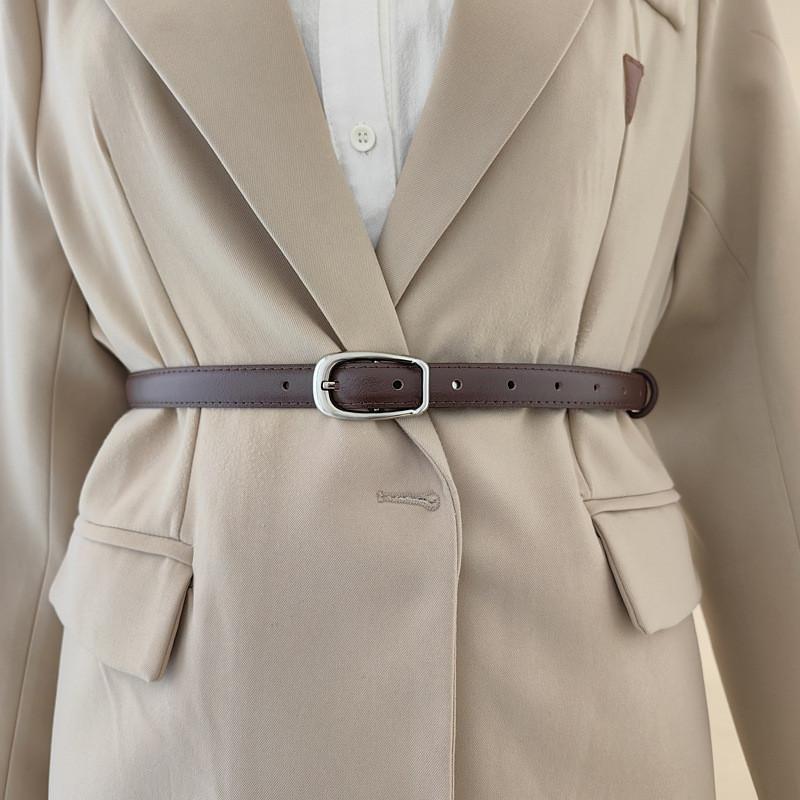 Fashionable Black And Beige Leather Belt With Oval Metal Buckle For Casual Elegance