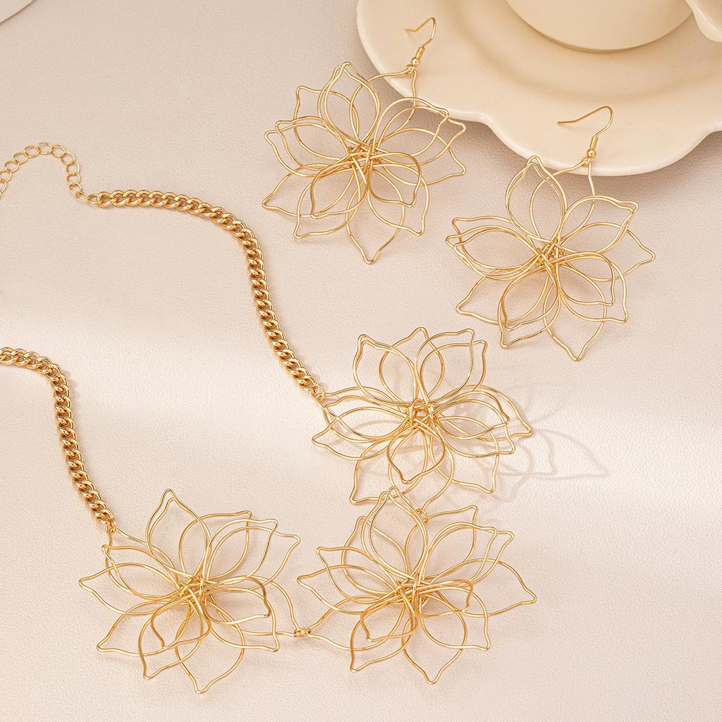 Модный комплект из многослойного плетеного цветочного ожерелья и серег