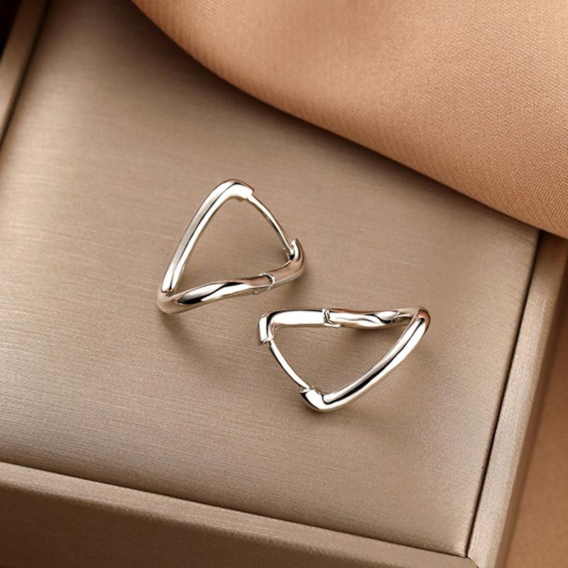 1Pair  Vintage Simple Circle Hoop Stud Earrings For Women Accessories Trend Personality Twisted Geometric Design Jewelry