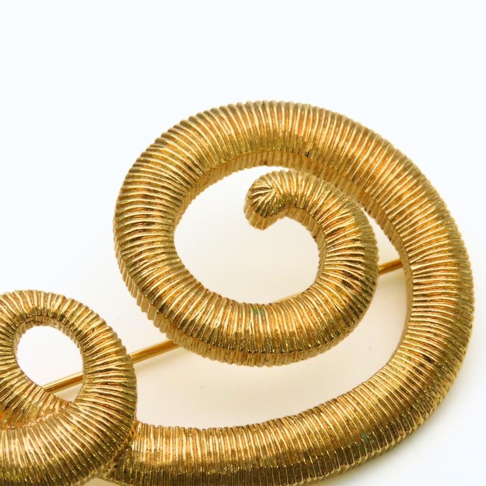 Used NINA RICCI Brooch Twist design metal 22.1g gold plating