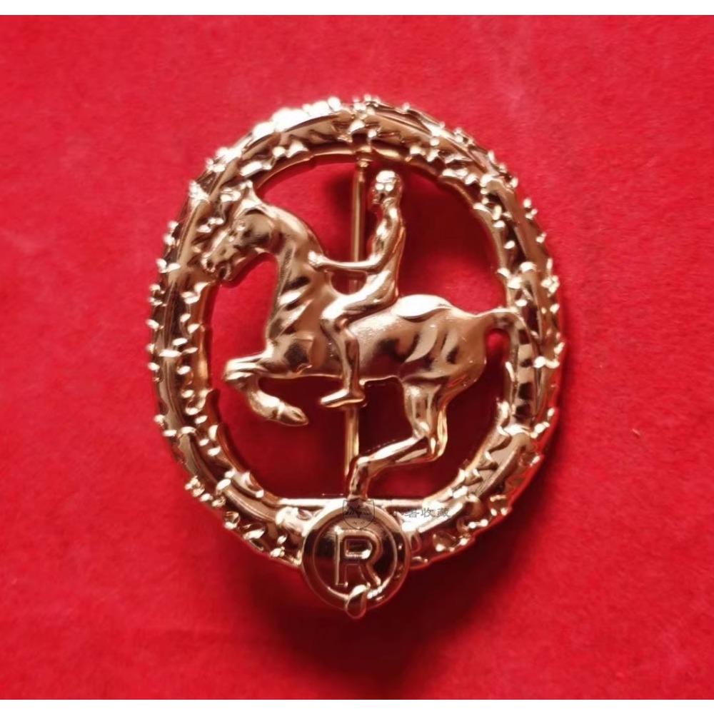 Золотые, серебряные и бронзовые значки классического конного спорта из европейских национальных коллекций Немецкие памятные медали