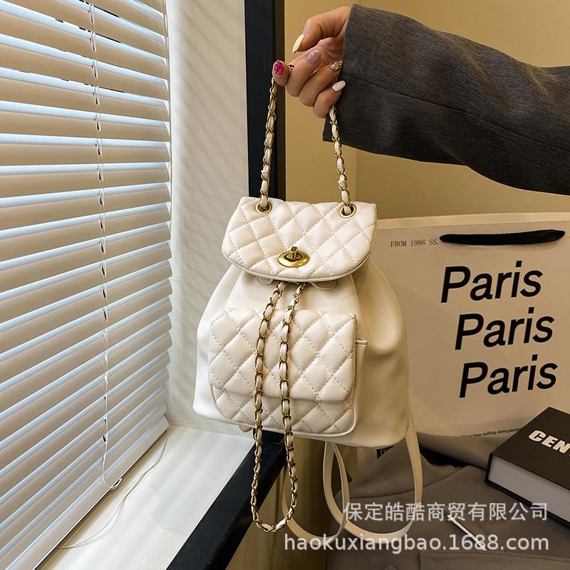 Серебристый рюкзак женский 2025 новая мода ромбовидный школьный рюкзак студент колледжа путешествия легкий выход цепочка маленький рюкзак