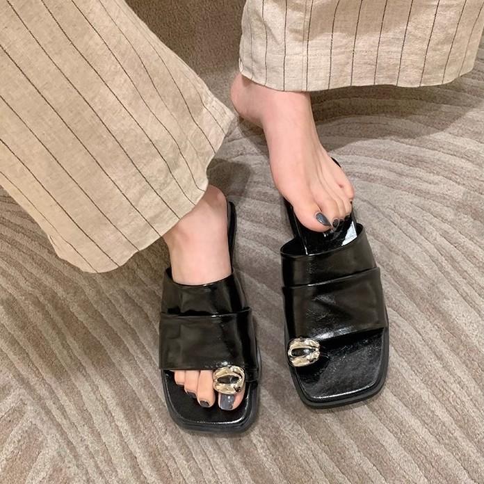 Spot second hair! Grape mother, the same shoe has a height of 4cm, metal buckle, fold width, one-word sleeve, toe slope heel sandals for women.