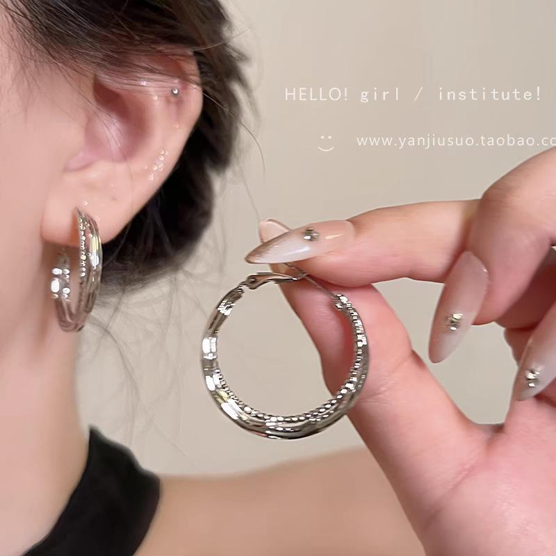 Spicy Girl High-End Hoop Earrings: Simple, Stylish Ear Clips for a Trendy Look