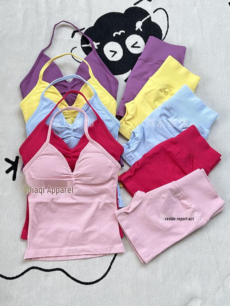 В наличии бесшовный комплект для йоги и фитнеса для женщин: топ с V-образным вырезом и шорты