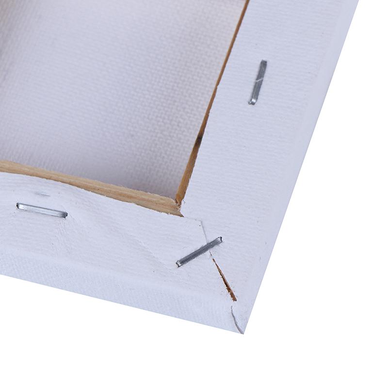 Пустая белая мини-маленькая растянутая художественная доска на холсте художника акриловая масляная краска