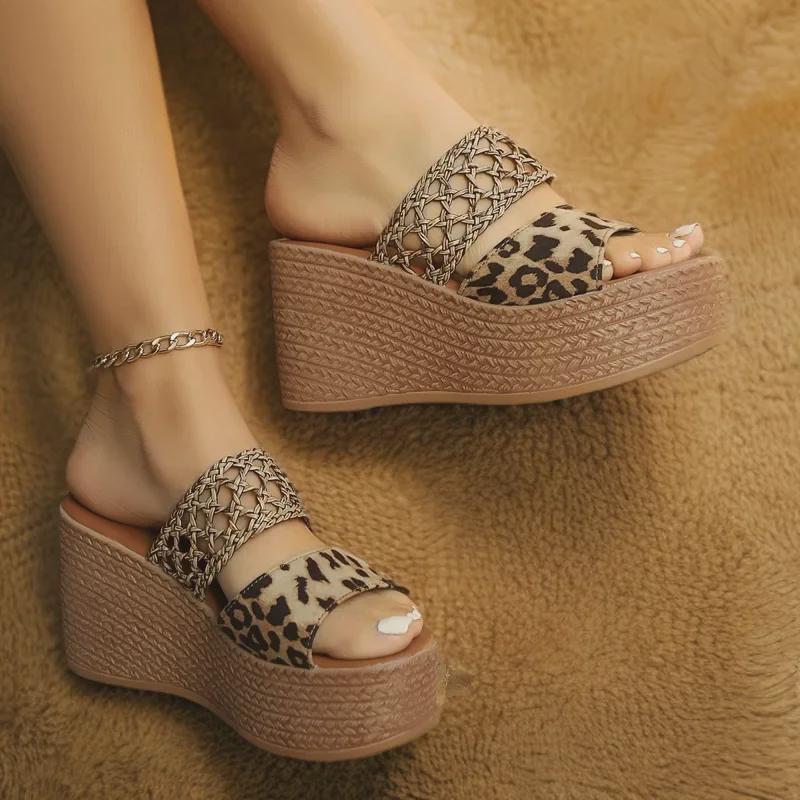 Пляжные сандалии с леопардовым принтом и большой танкеткой: Туфли-слипоны Hollow Roman с одним ремешком