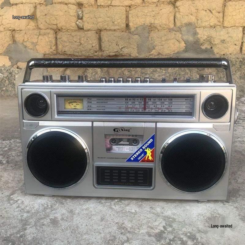 Многодиапазонный FM-радиоприемник и кассетный плеер в ретро-стиле 80-х