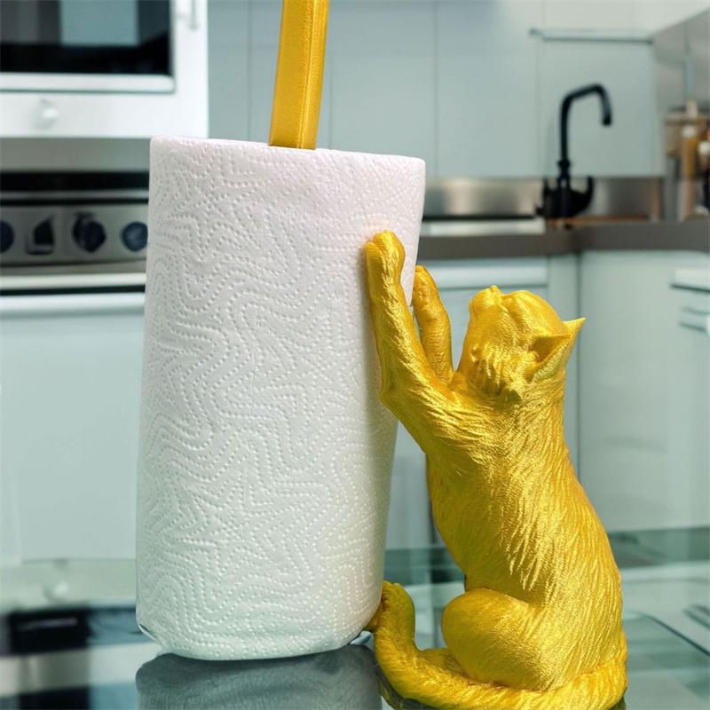 Кошка разместила рождественские украшения маленькие подарки имитирующие животных имитирующие кошек бумажные трубки смоляные изготовители