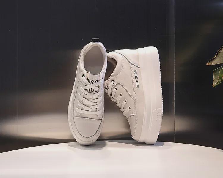 Женские белые кроссовки на платформе — корейский стиль 2020 года, натуральная кожа, увеличенная внутренняя высота, повседневный и универсальный дизайн