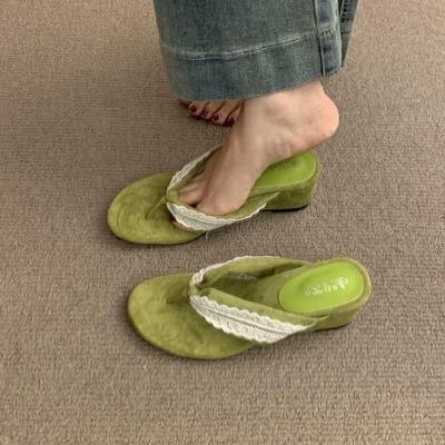 Маленькие крутые тапочки на танкетке лето 2025 французский ретро замша шнуровка с юбочкой сандалии с открытым носком