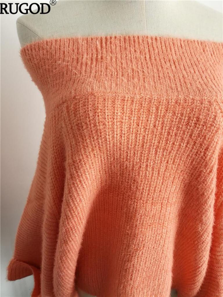 Женский свитер с широкими рукавами и открытыми плечами