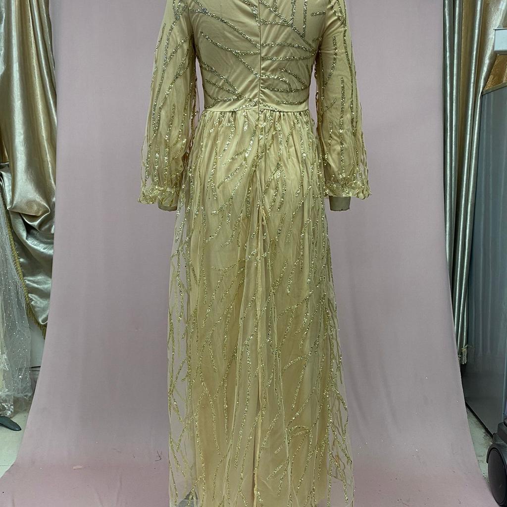 Вечернее платье, обильно украшенное бисером, роскошным кружевом и пайетками ручной работы для создания гламурного и соблазнительного аристократического образа.