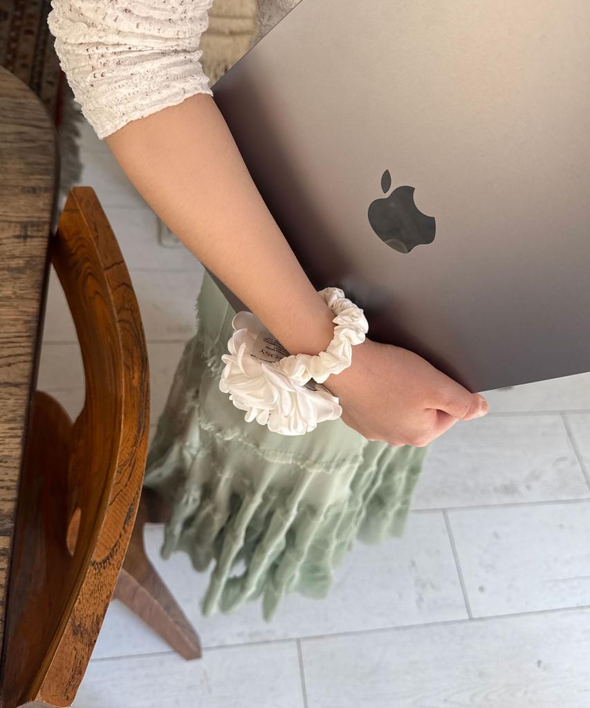 Белый scrunchie с камелией Cosymosy
