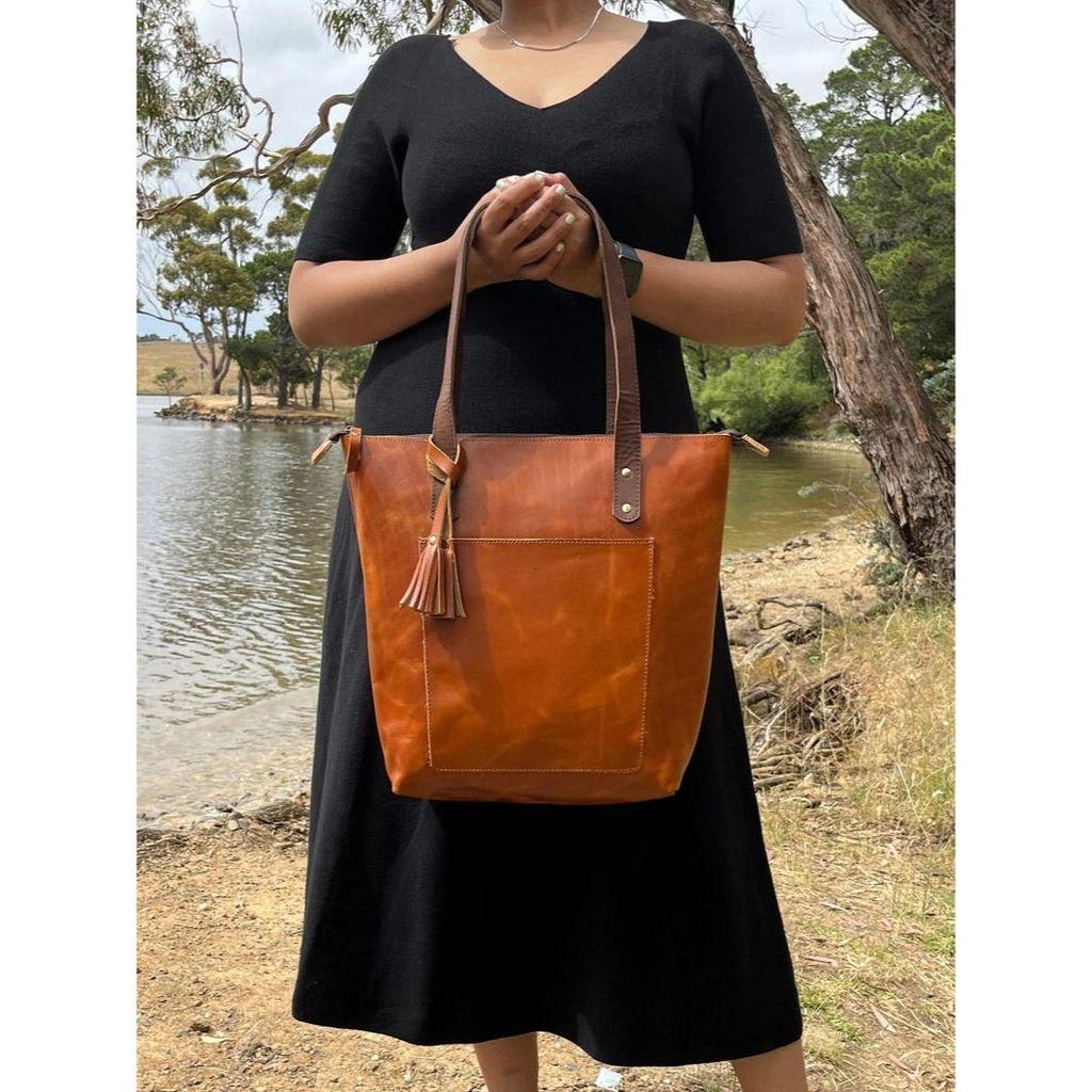 Кожаная сумка-тоут из натуральной кожи с большим передним карманом, один размер — идеальный подарок для нее. ( Доступно 3 захватывающих цвета )