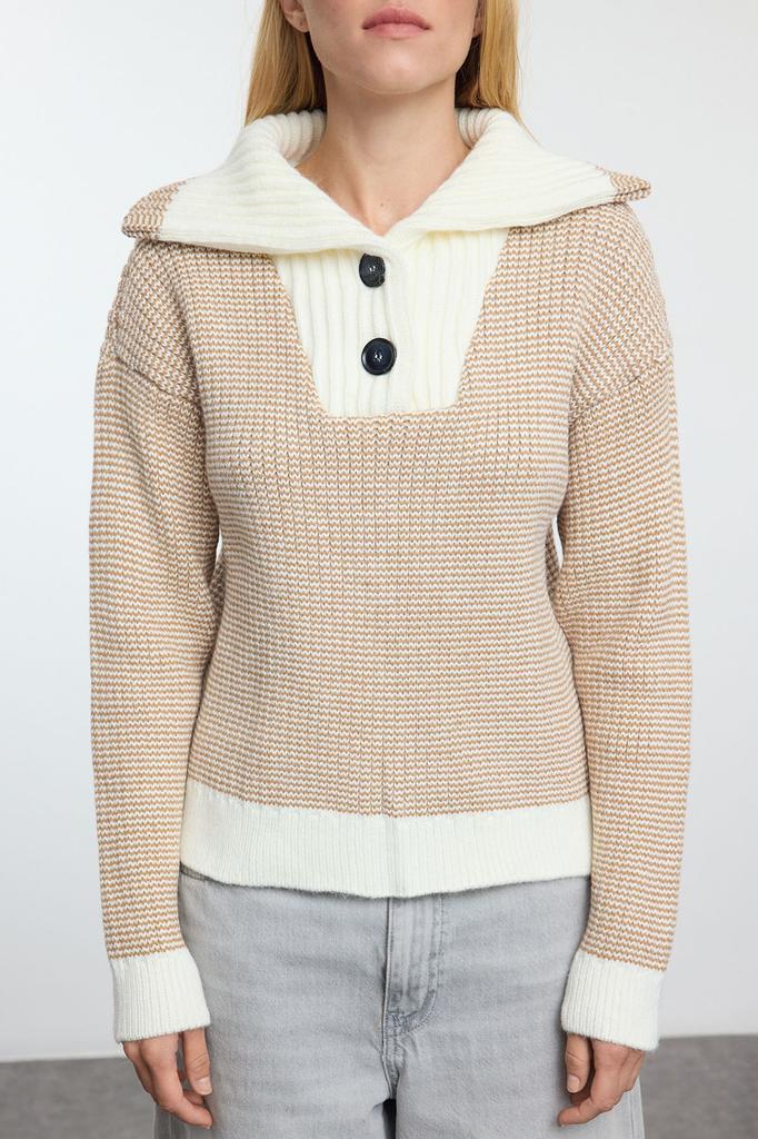 Женский модный стильный свитер с воротником цвета экрю и детальным трикотажным свитером